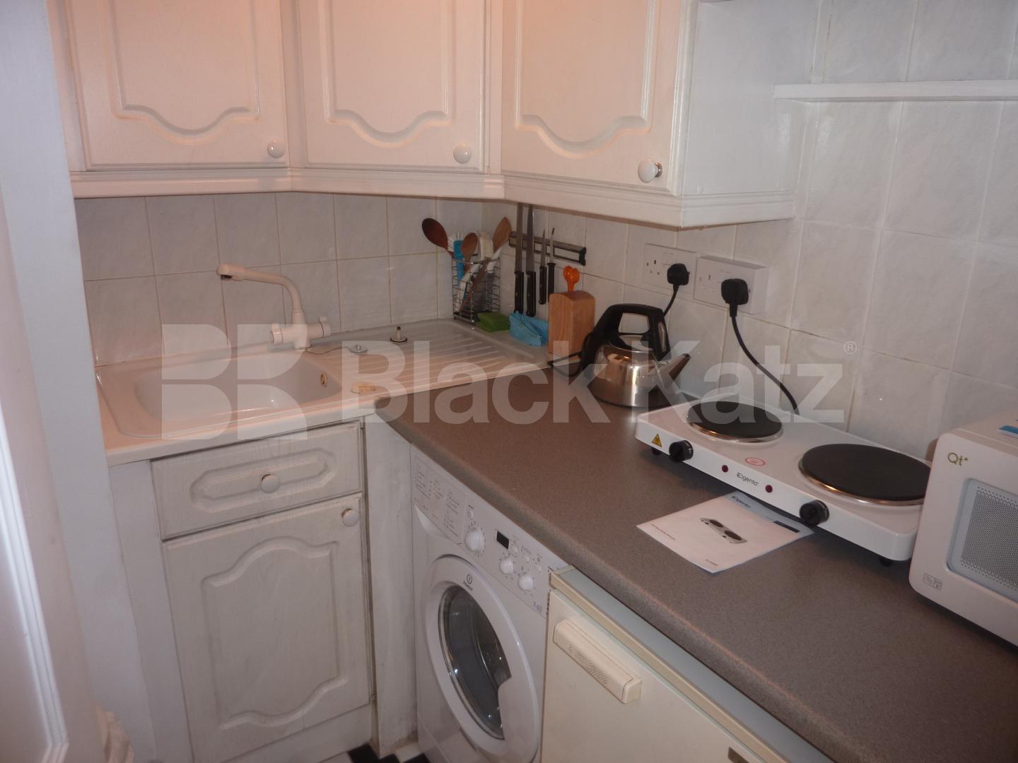 			LOCATION LOCATION L;OCATION!, Studio Apartment, 1 bath, 1 reception Flat			 Woburn Place, RUSELL SQUARE